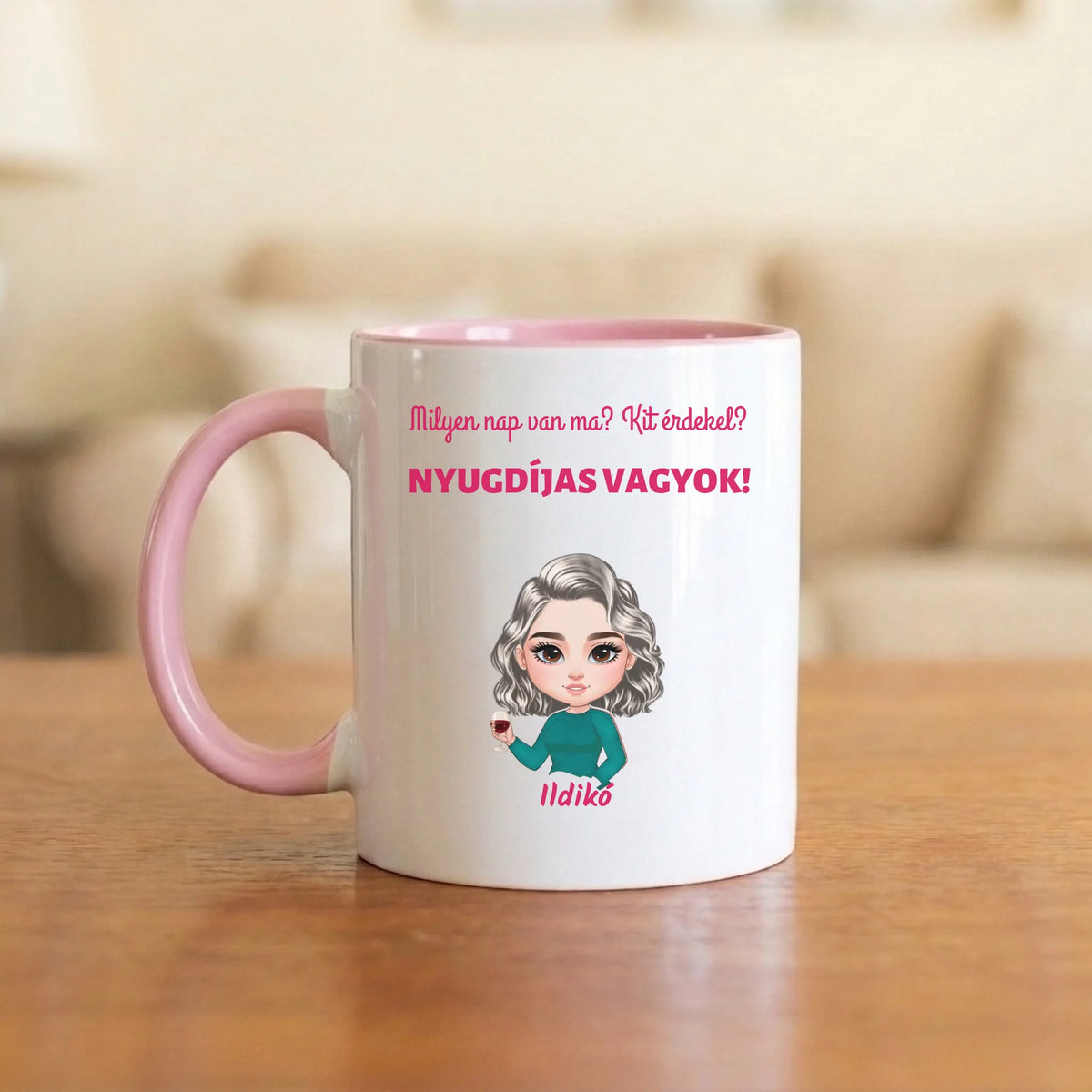 Milyen nap van ma? Kit érdekel, nyugdíjas vagyok! – vicces nyugdíjas bögre figurával és névvel