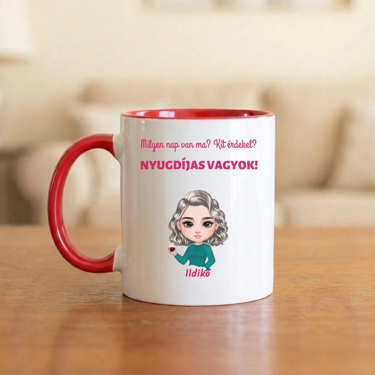 Milyen nap van ma? Kit érdekel, nyugdíjas vagyok! – vicces nyugdíjas bögre figurával és névvel