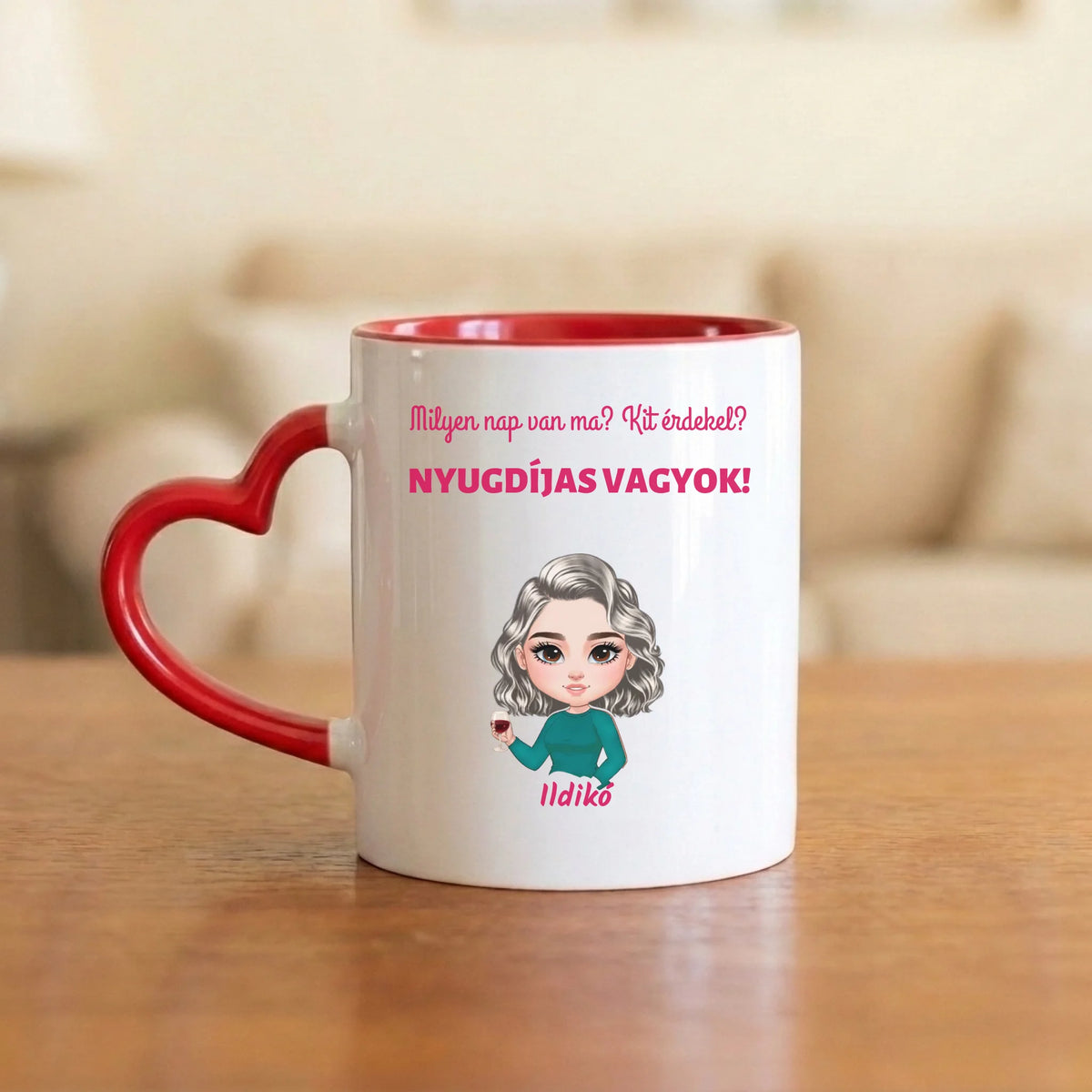 Milyen nap van ma? Kit érdekel, nyugdíjas vagyok! – vicces nyugdíjas bögre figurával és névvel