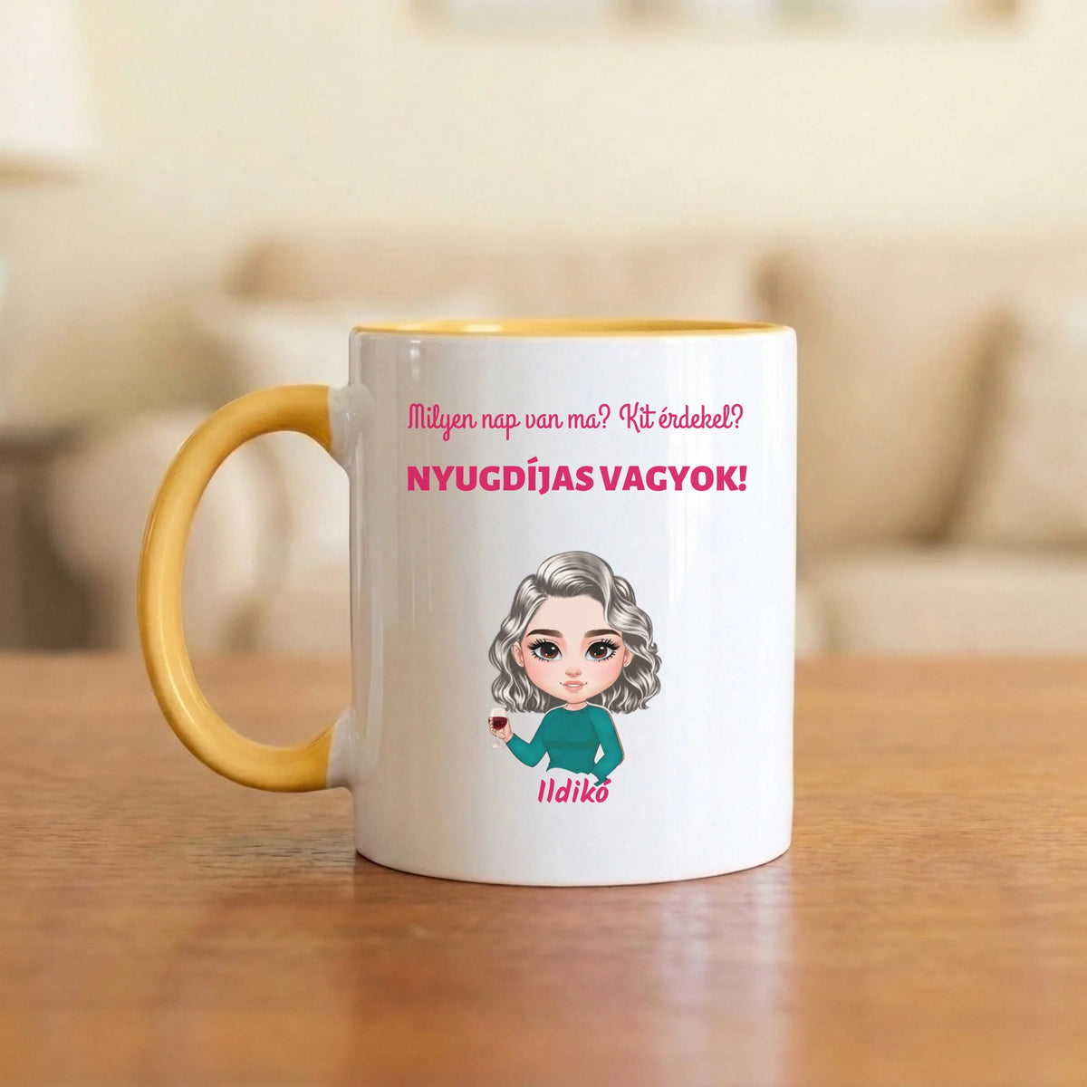 Milyen nap van ma? Kit érdekel, nyugdíjas vagyok! – vicces nyugdíjas bögre figurával és névvel