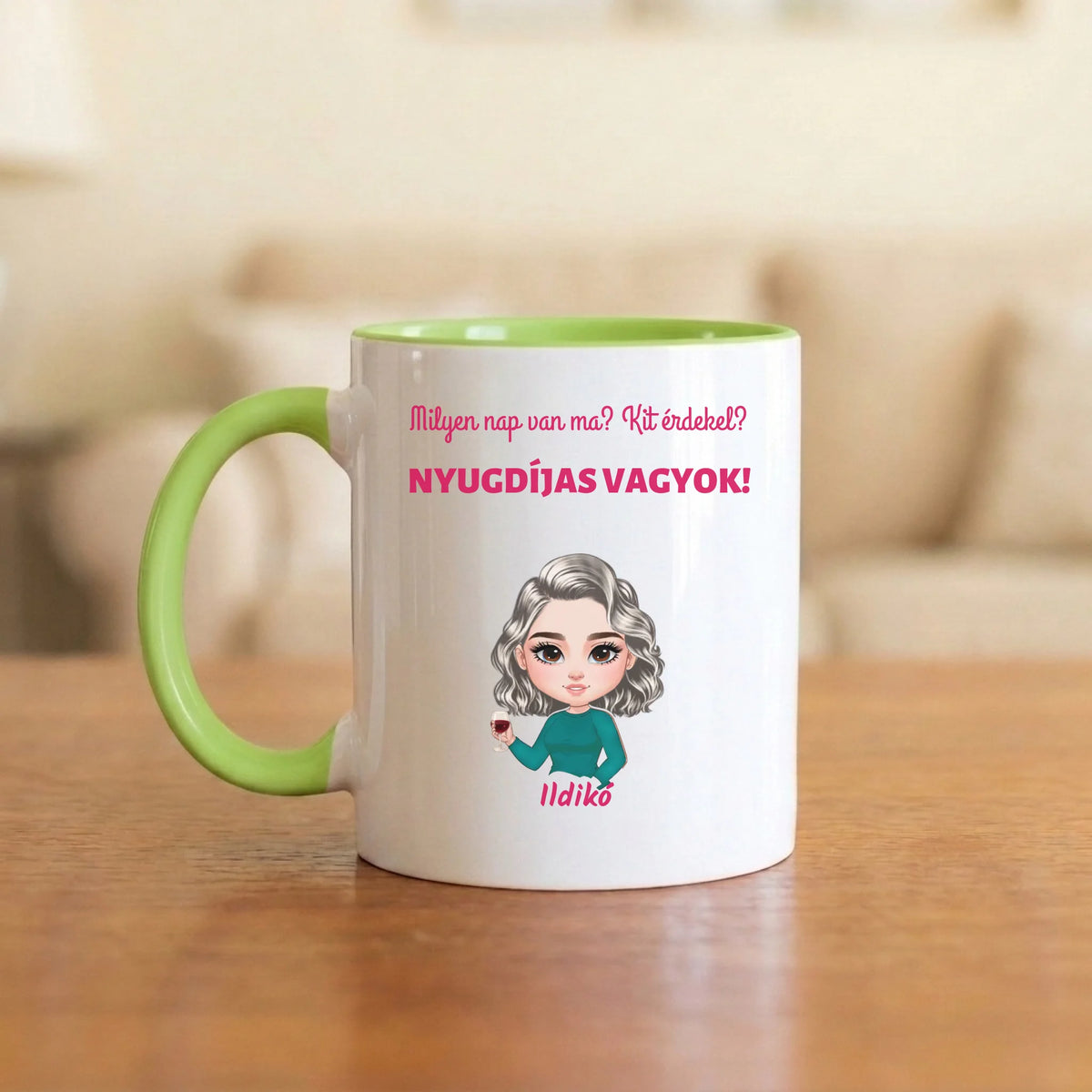 Milyen nap van ma? Kit érdekel, nyugdíjas vagyok! – vicces nyugdíjas bögre figurával és névvel