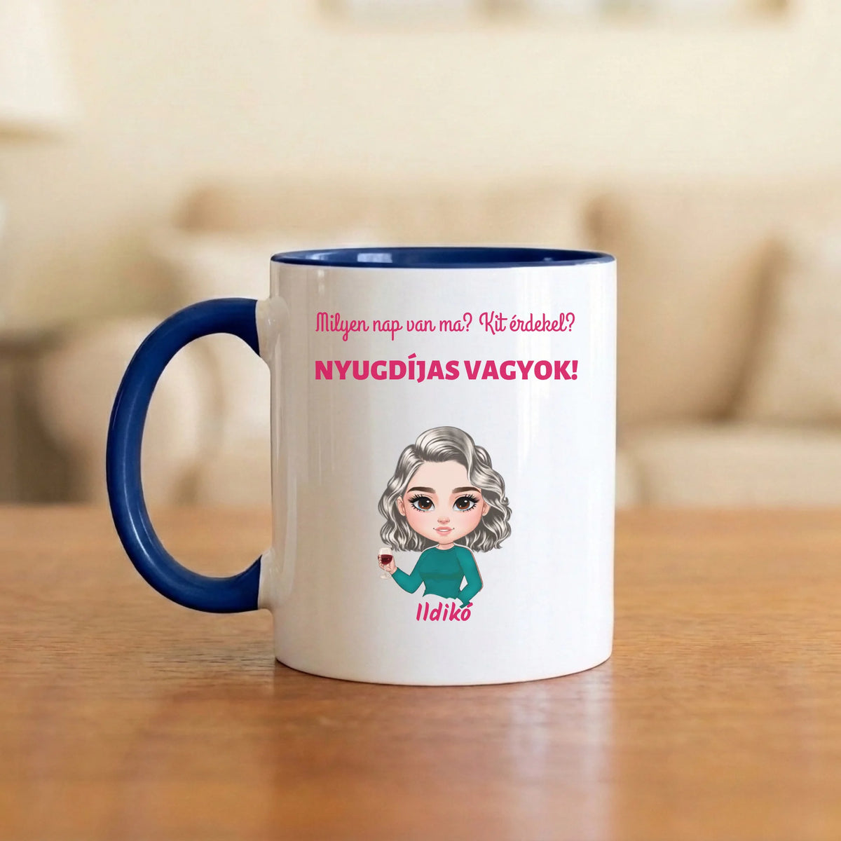 Milyen nap van ma? Kit érdekel, nyugdíjas vagyok! – vicces nyugdíjas bögre figurával és névvel