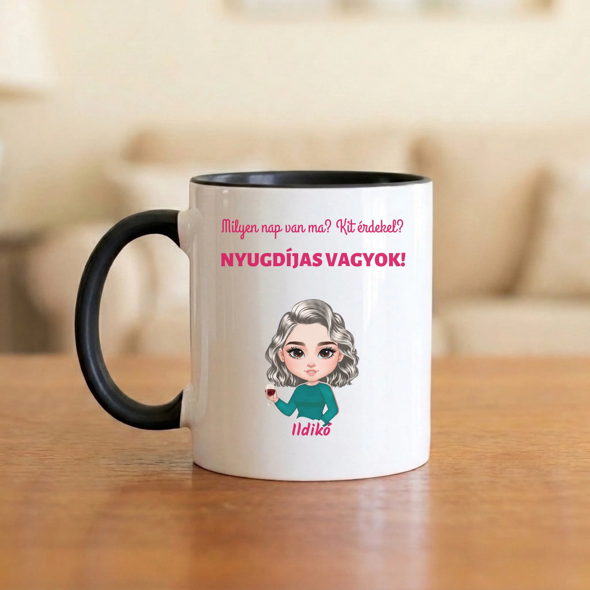 Milyen nap van ma? Kit érdekel, nyugdíjas vagyok! – vicces nyugdíjas bögre figurával és névvel