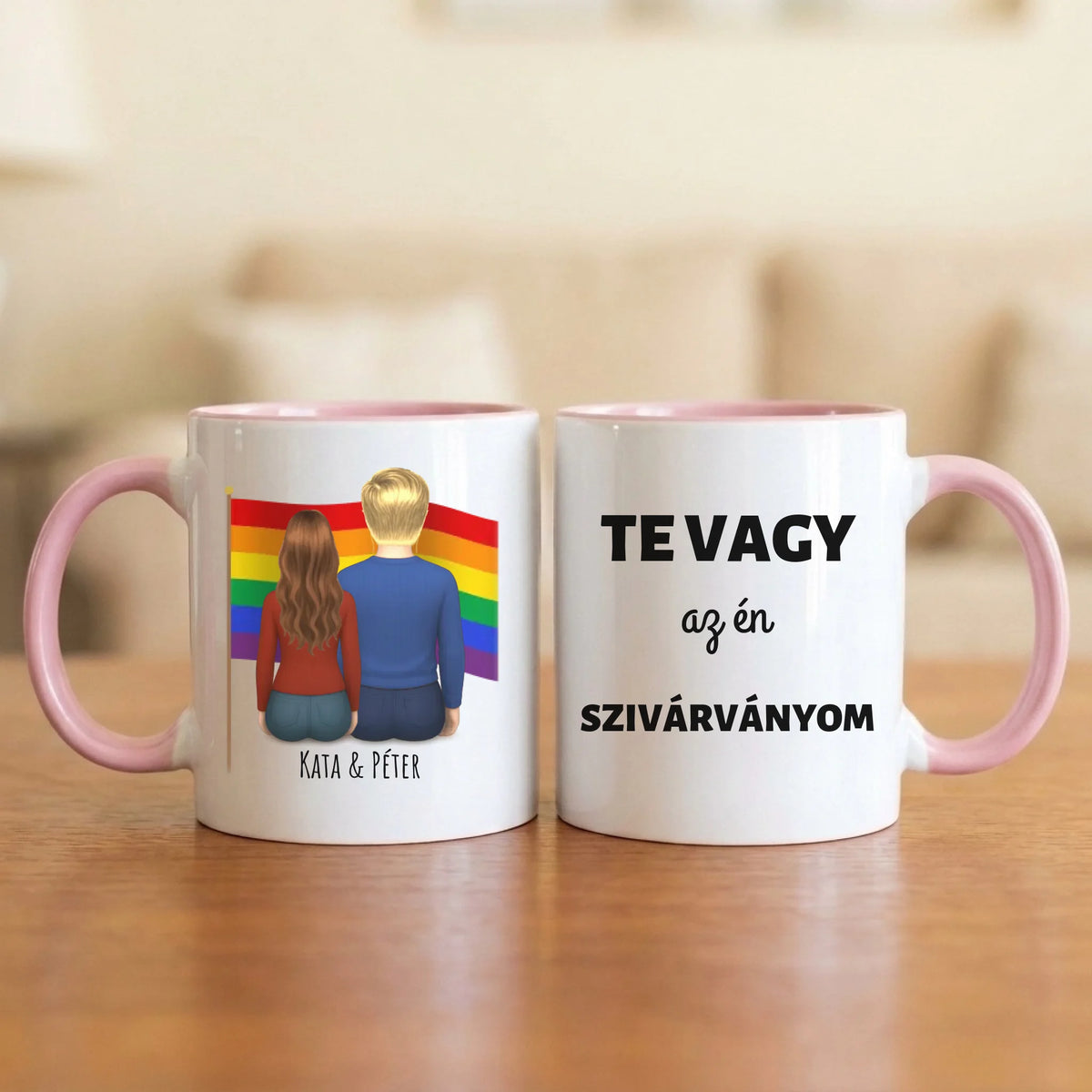 Te vagy az én szivárványom – páros bögre hátulról rajzolt párral (nő–férfi, nő–nő, férfi–férfi), szivárványzászlóval