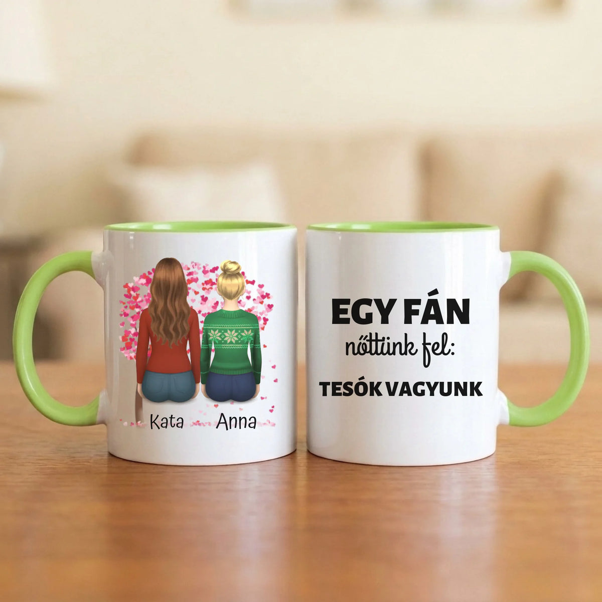 Egy fán nőttünk fel: tesók vagyunk – tesós bögre 2–6 hátulról rajzolt nővel a szívfa alatt