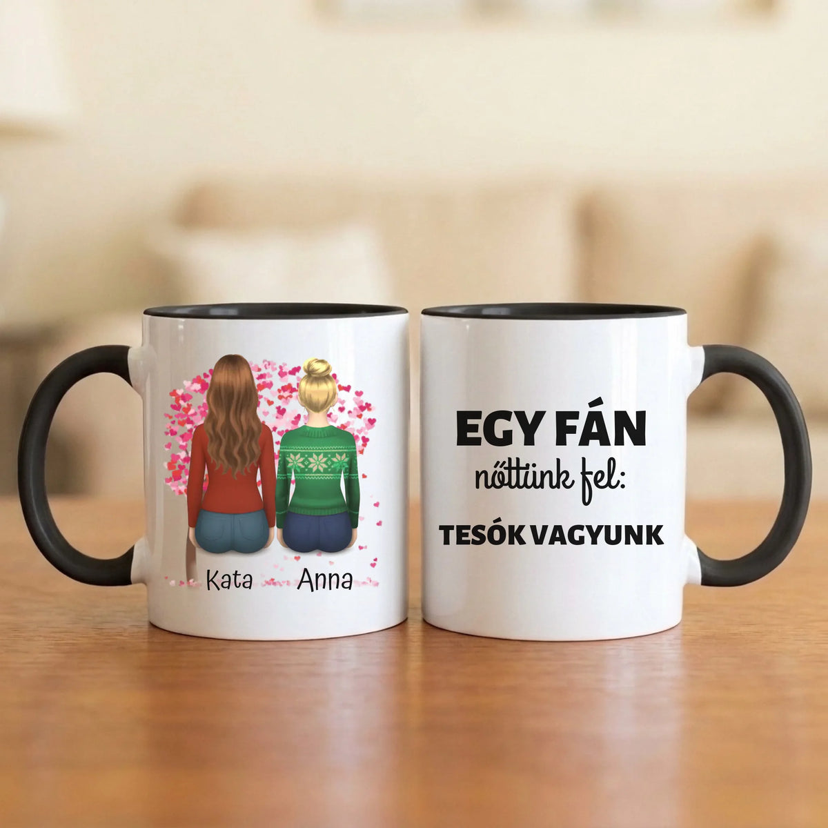 Egy fán nőttünk fel: tesók vagyunk – tesós bögre 2–6 hátulról rajzolt nővel a szívfa alatt