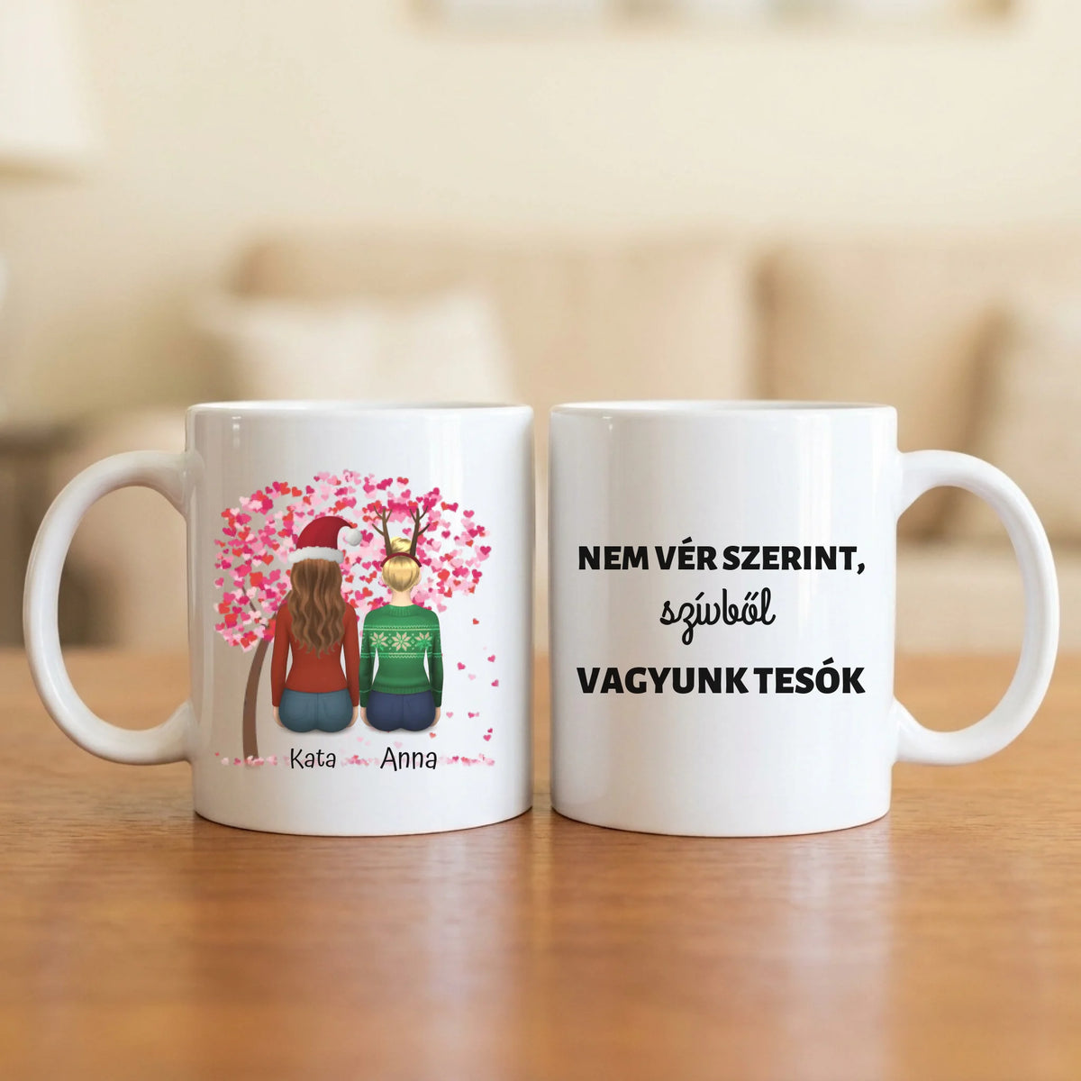 Nem vér szerint, szívből vagyunk tesók – karácsonyi barátnős bögre 2–4 hátulról rajzolt nővel a szívfa alatt
