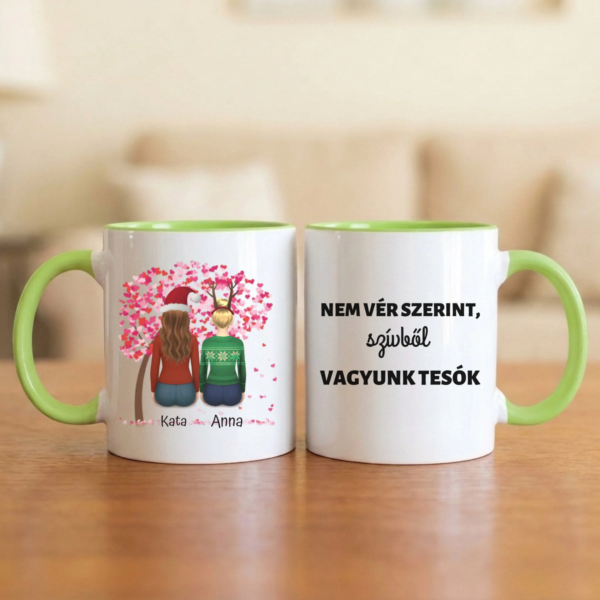 Nem vér szerint, szívből vagyunk tesók – karácsonyi barátnős bögre 2–4 hátulról rajzolt nővel a szívfa alatt