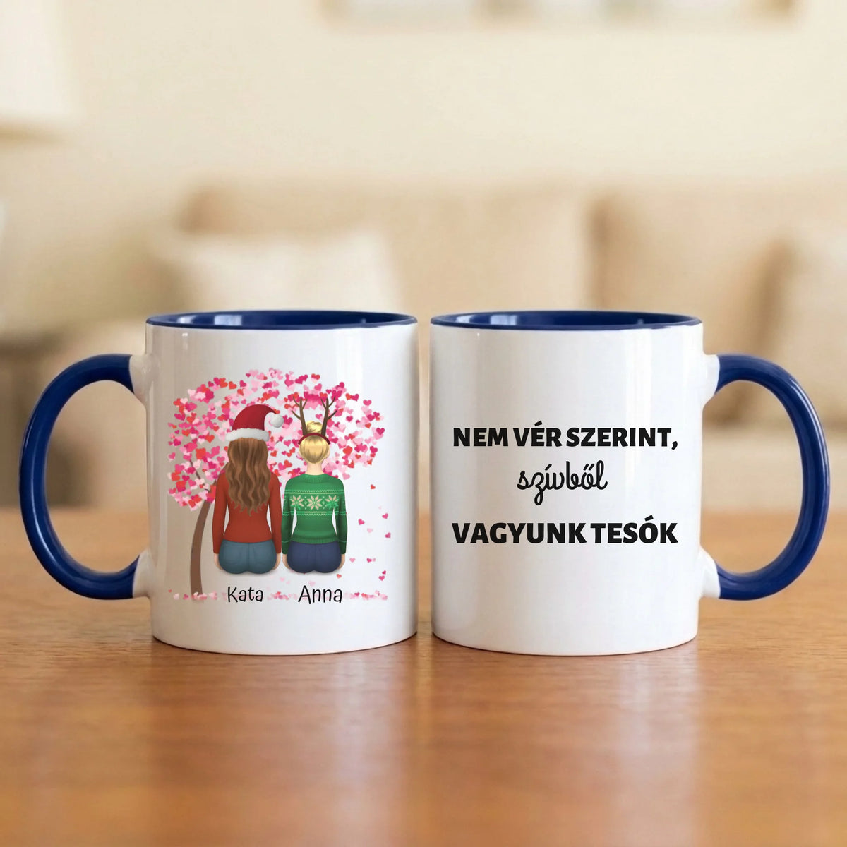 Nem vér szerint, szívből vagyunk tesók – karácsonyi barátnős bögre 2–4 hátulról rajzolt nővel a szívfa alatt