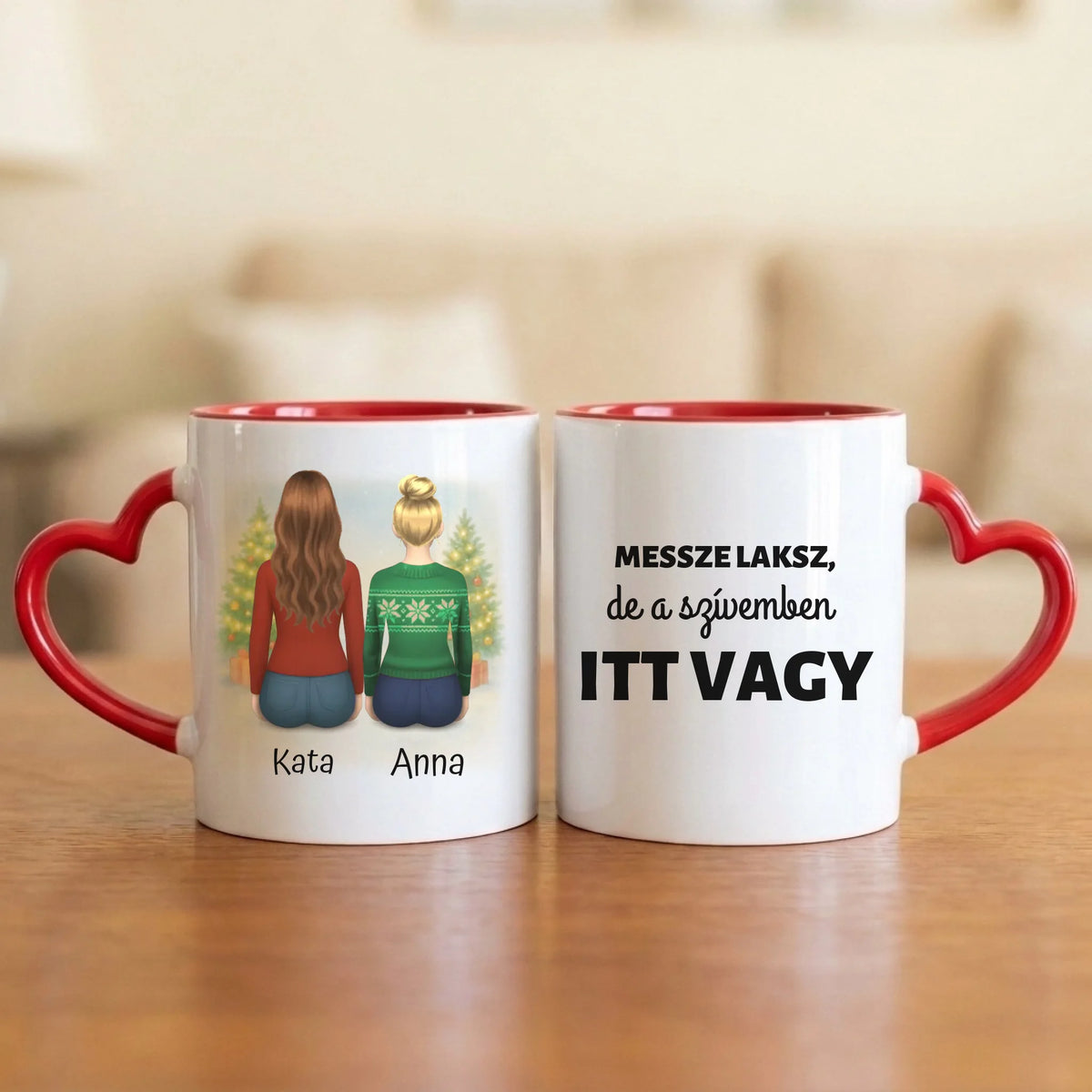 Messze laksz, de a szívemben itt vagy – barátnős bögre két hátulról rajzolt nővel, havas fenyőkkel
