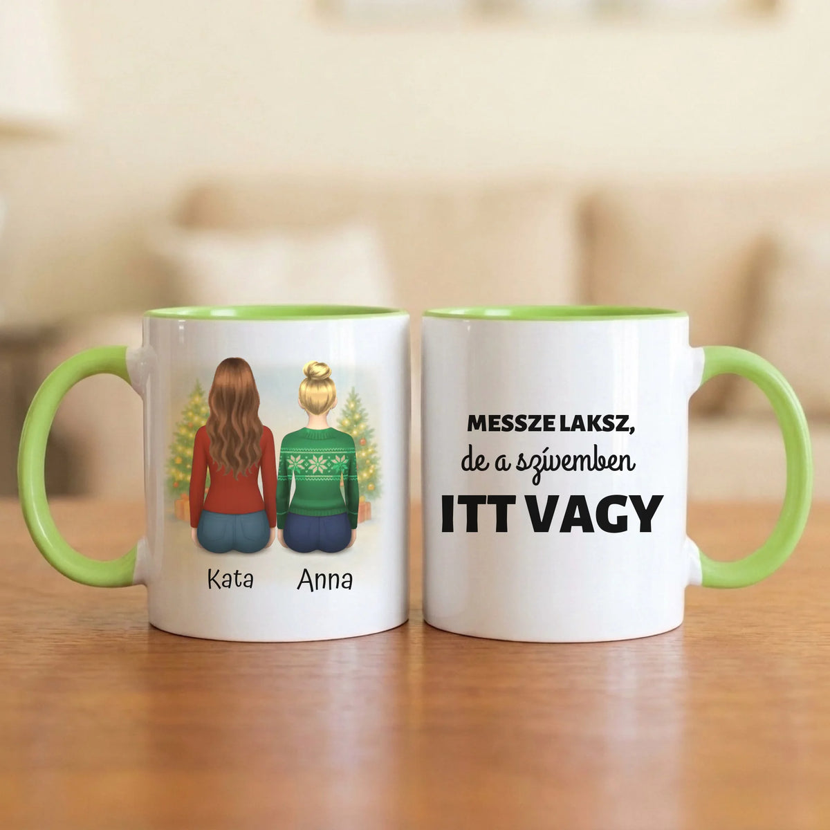 Messze laksz, de a szívemben itt vagy – barátnős bögre két hátulról rajzolt nővel, havas fenyőkkel