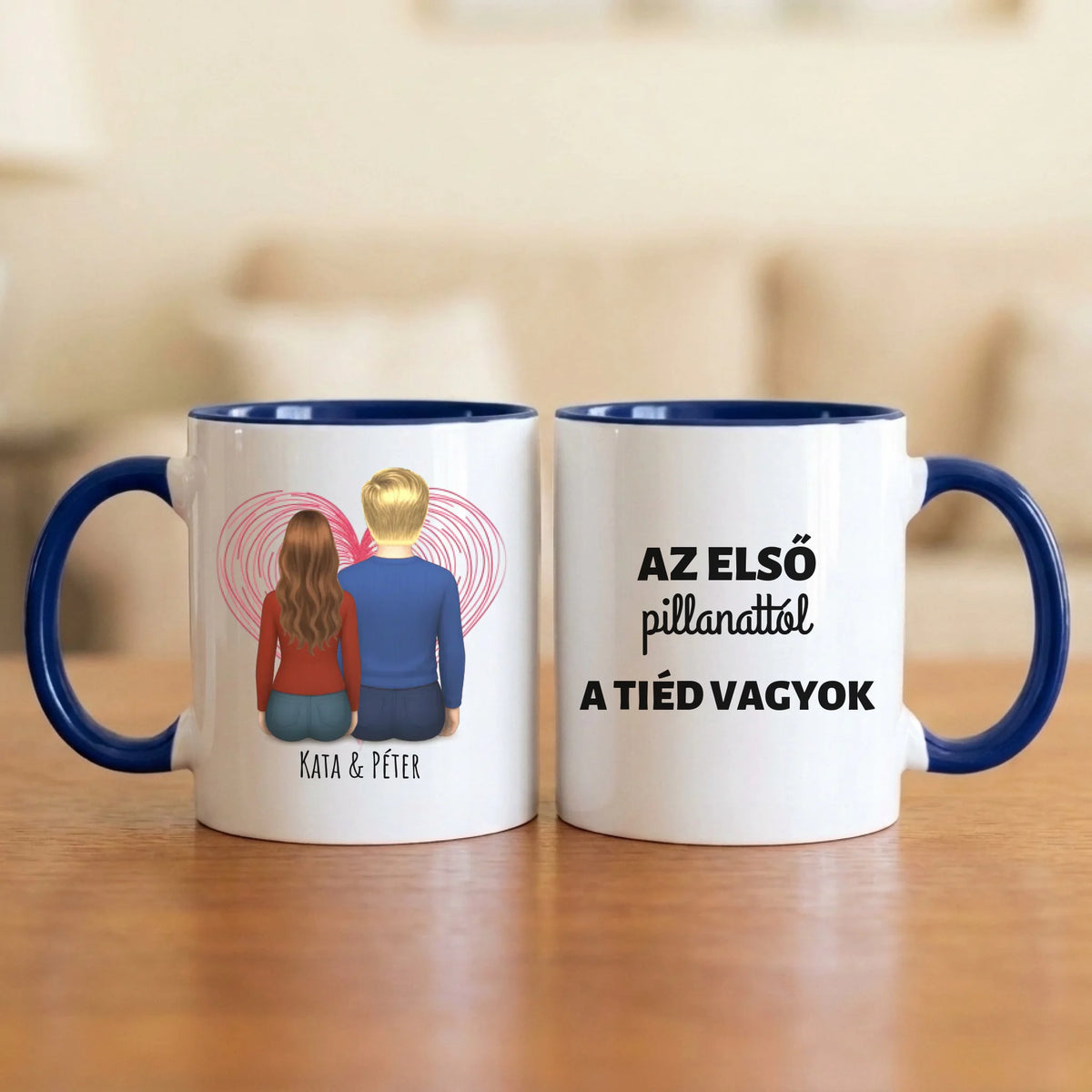 Az első pillanattól a tiéd vagyok – páros bögre hátulról rajzolt párral és ujjlenyomat-szívvel