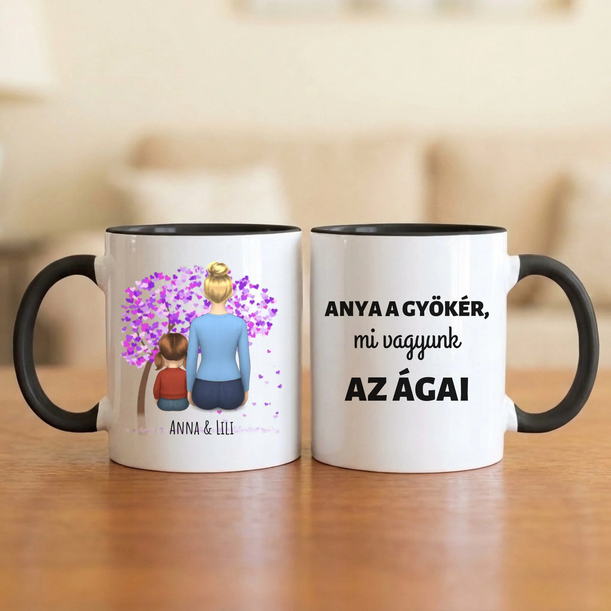 Anya a gyökér, mi vagyunk az ágai – anyás bögre hátulról rajzolt anyával és 1–4 gyerekkel, lila szívfa alatt