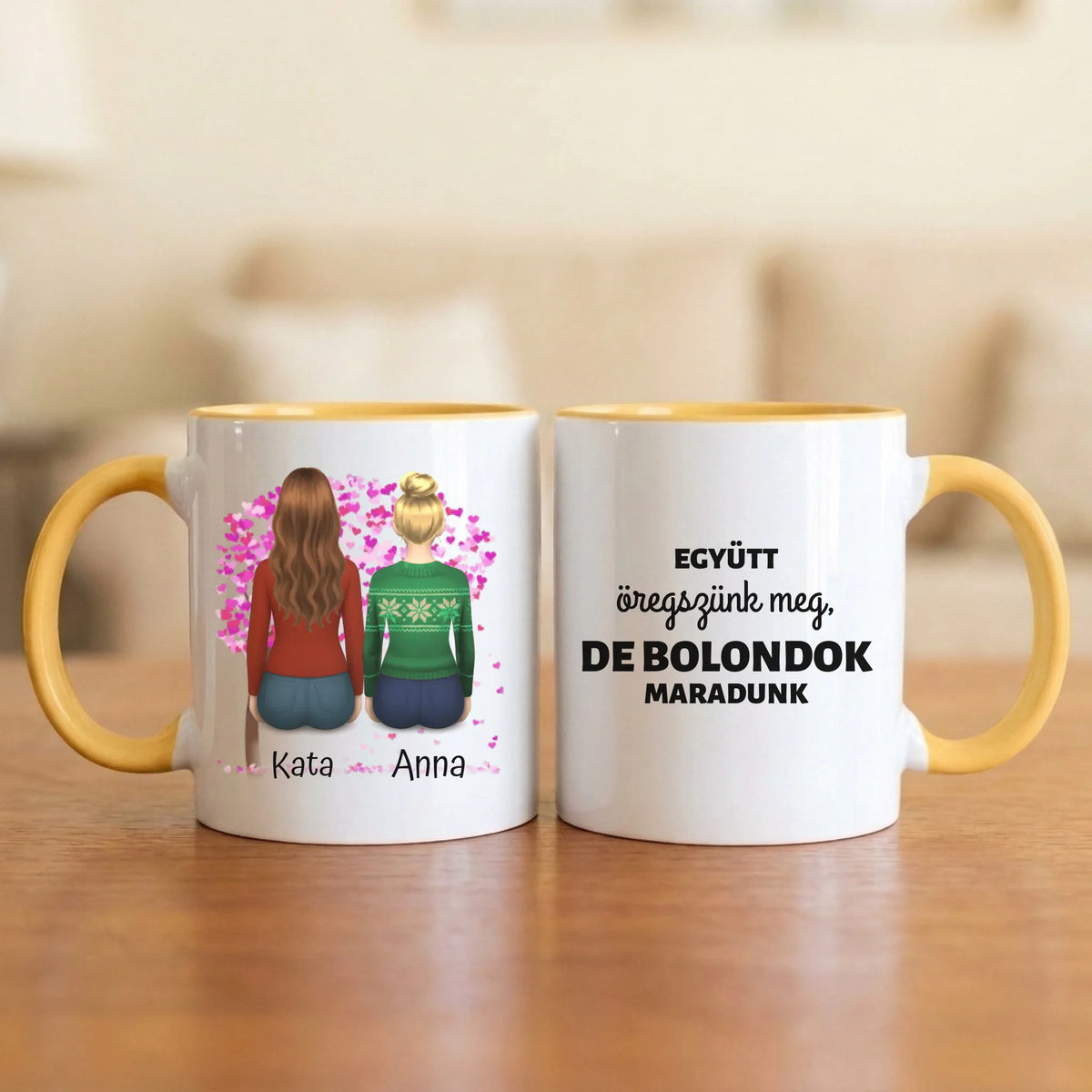 Együtt öregszünk meg, de bolondok maradunk – vicces barátnős bögre 2–5 hátulról rajzolt nővel a magenta szívfa alatt