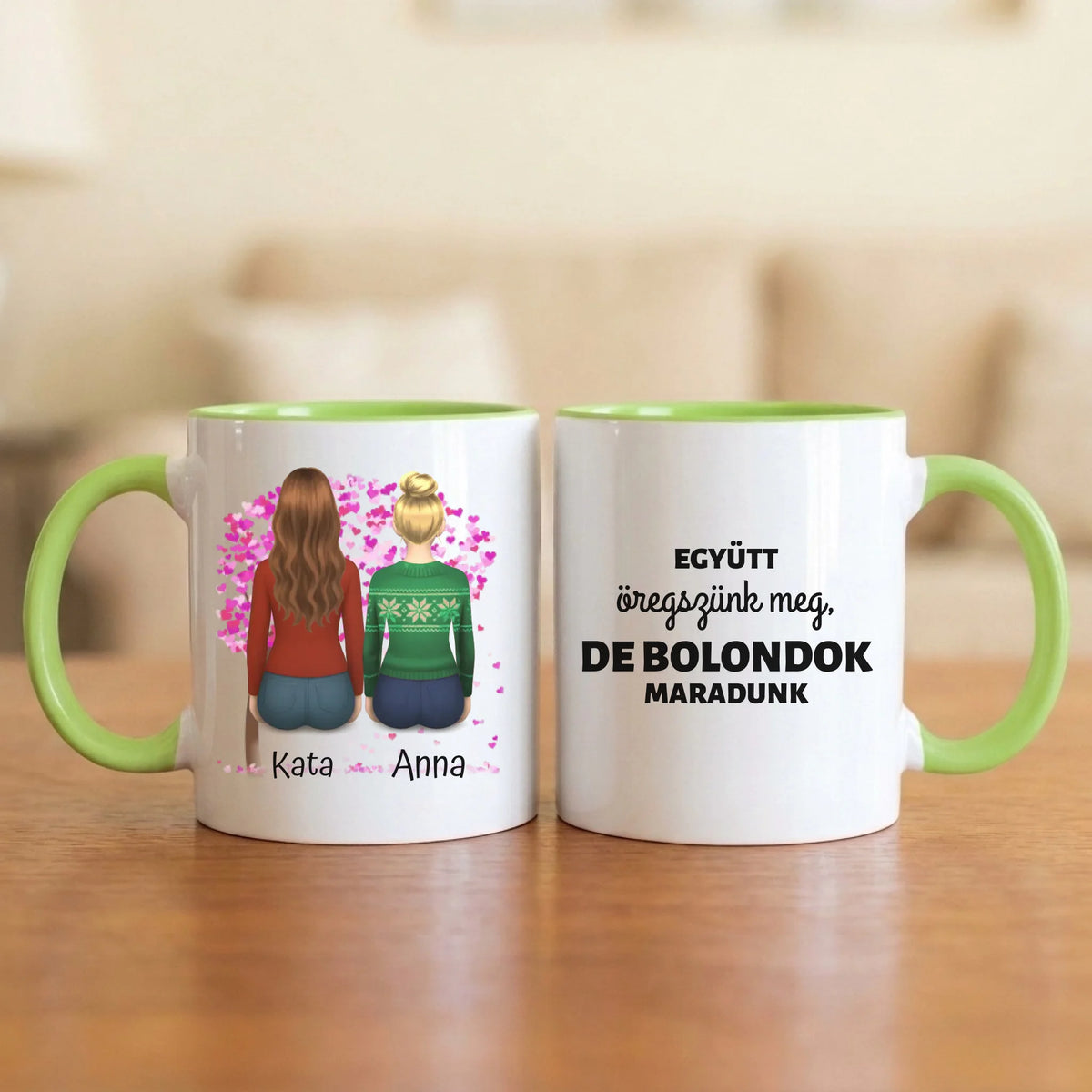 Együtt öregszünk meg, de bolondok maradunk – vicces barátnős bögre 2–5 hátulról rajzolt nővel a magenta szívfa alatt