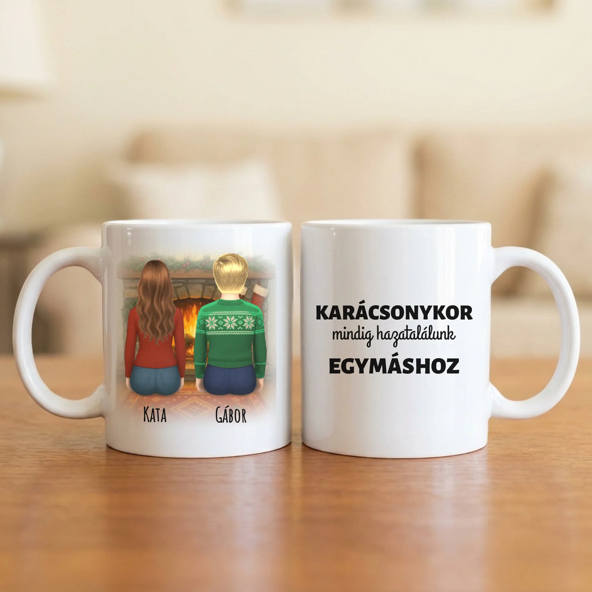 Karácsonykor mindig hazatalálunk egymáshoz – testvéres bögre 2–5 hátulról rajzolt figurával a kandalló előtt