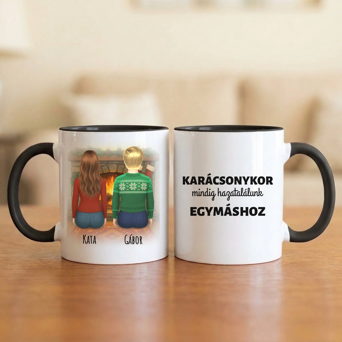Karácsonykor mindig hazatalálunk egymáshoz – testvéres bögre 2–5 hátulról rajzolt figurával a kandalló előtt