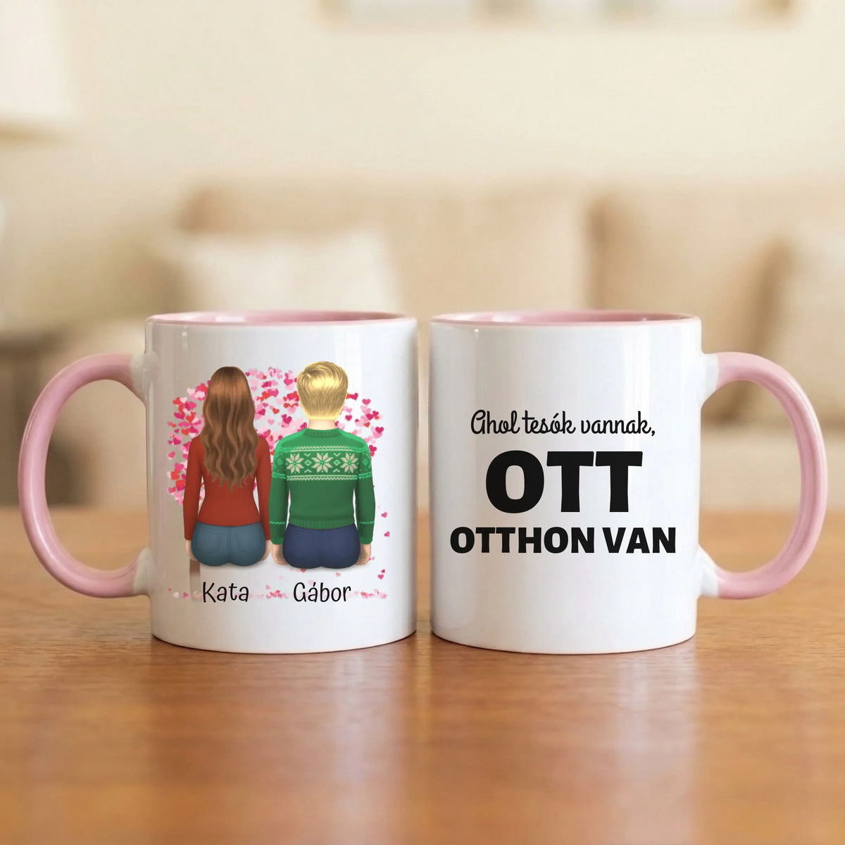 Ahol tesók vannak, ott otthon van – testvéres bögre 2–6 hátulról rajzolt figurával (nő vagy férfi) a szívfa alatt