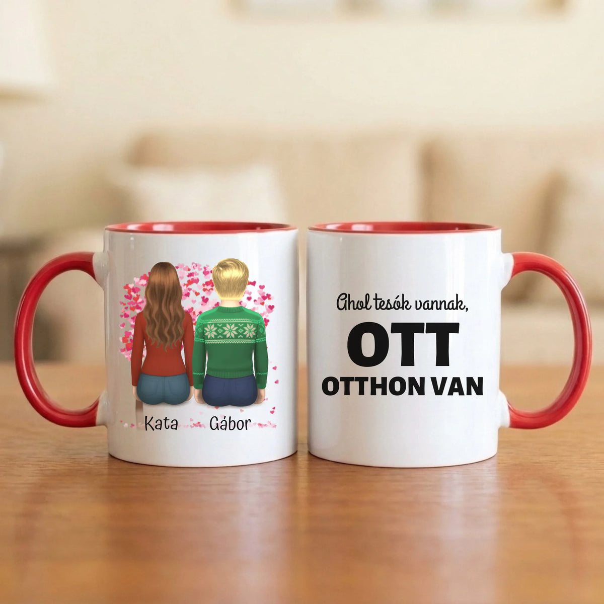 Ahol tesók vannak, ott otthon van – testvéres bögre 2–6 hátulról rajzolt figurával (nő vagy férfi) a szívfa alatt