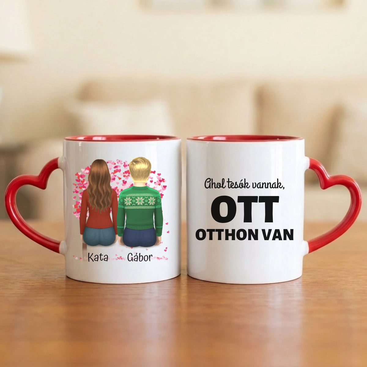 Ahol tesók vannak, ott otthon van – testvéres bögre 2–6 hátulról rajzolt figurával (nő vagy férfi) a szívfa alatt