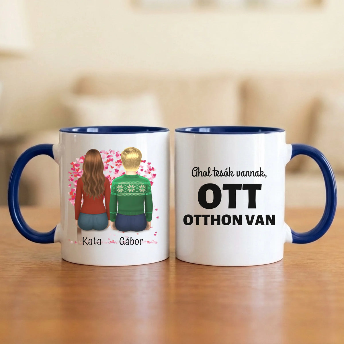Ahol tesók vannak, ott otthon van – testvéres bögre 2–6 hátulról rajzolt figurával (nő vagy férfi) a szívfa alatt