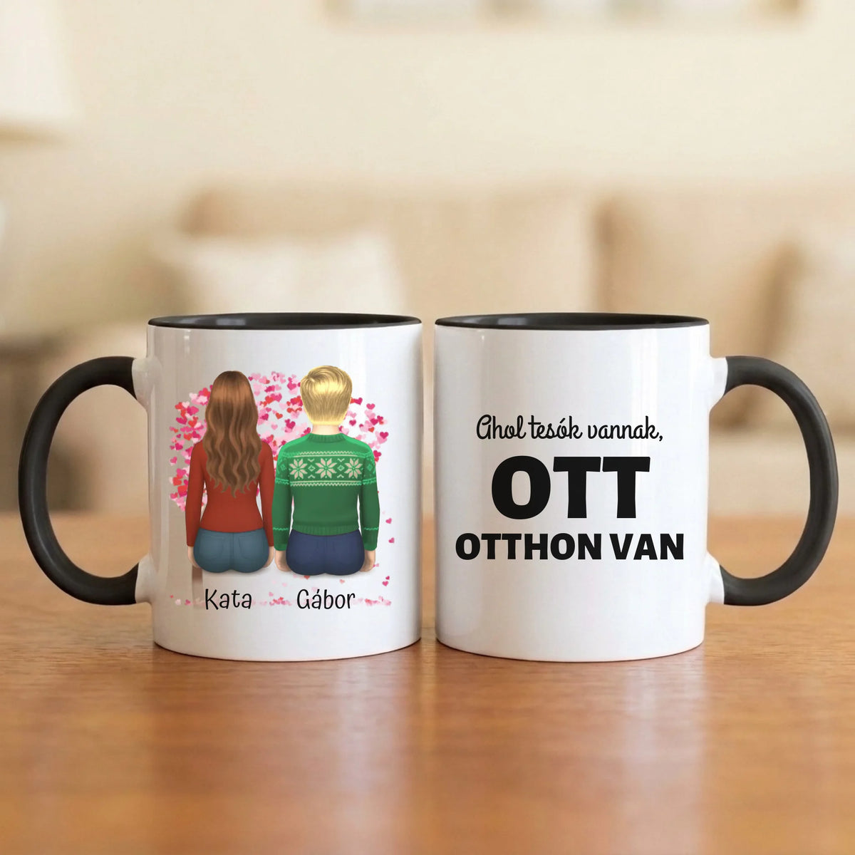 Ahol tesók vannak, ott otthon van – testvéres bögre 2–6 hátulról rajzolt figurával (nő vagy férfi) a szívfa alatt