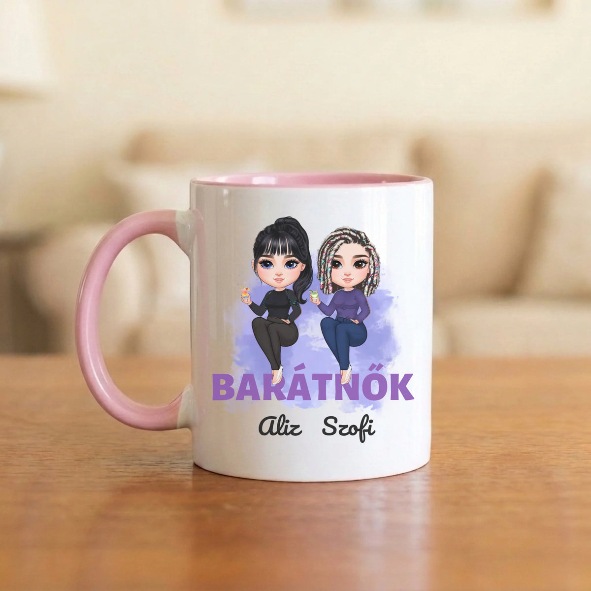 Barátnők a feliraton ülve – barátnős bögre két figurával és nevekkel