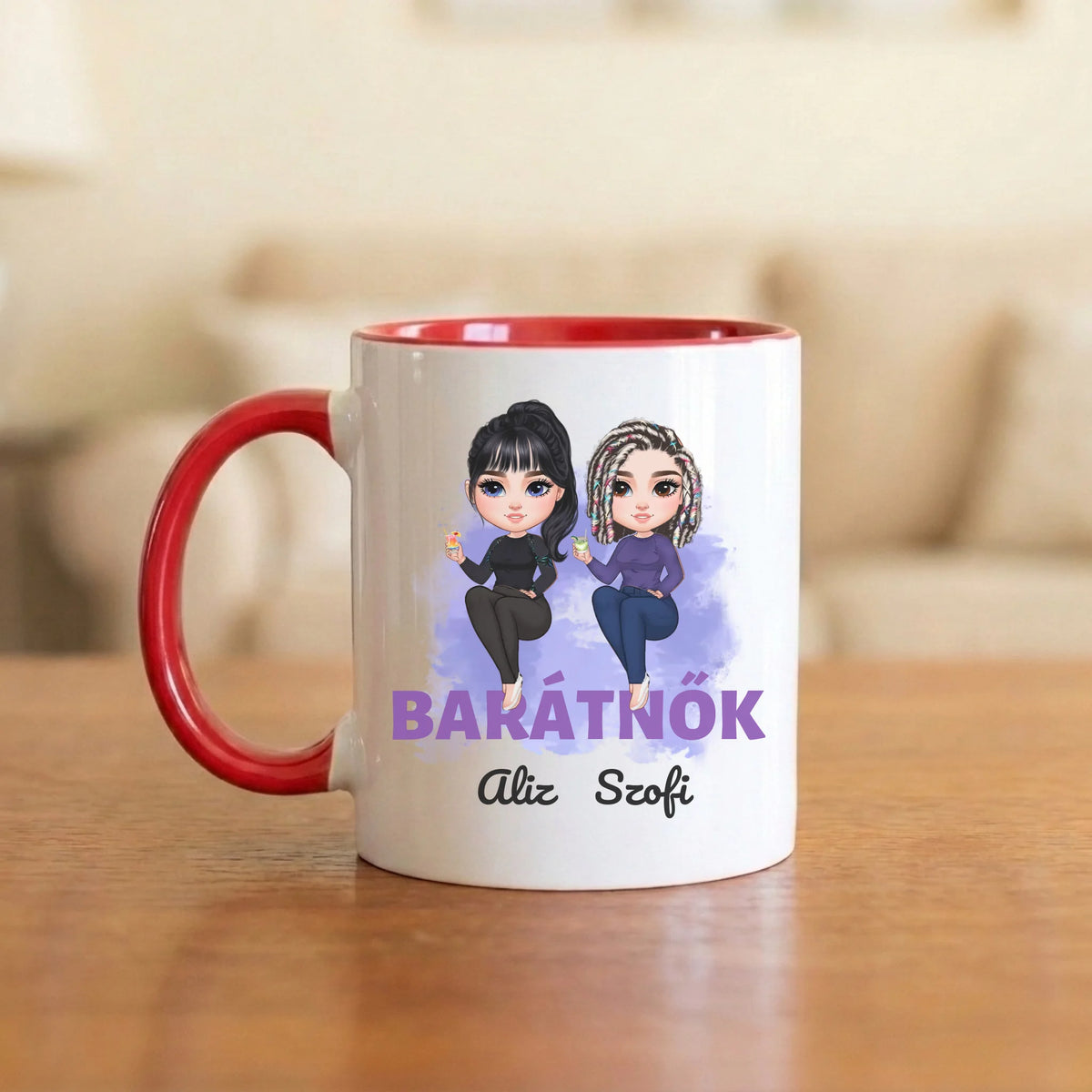 Barátnők a feliraton ülve – barátnős bögre két figurával és nevekkel