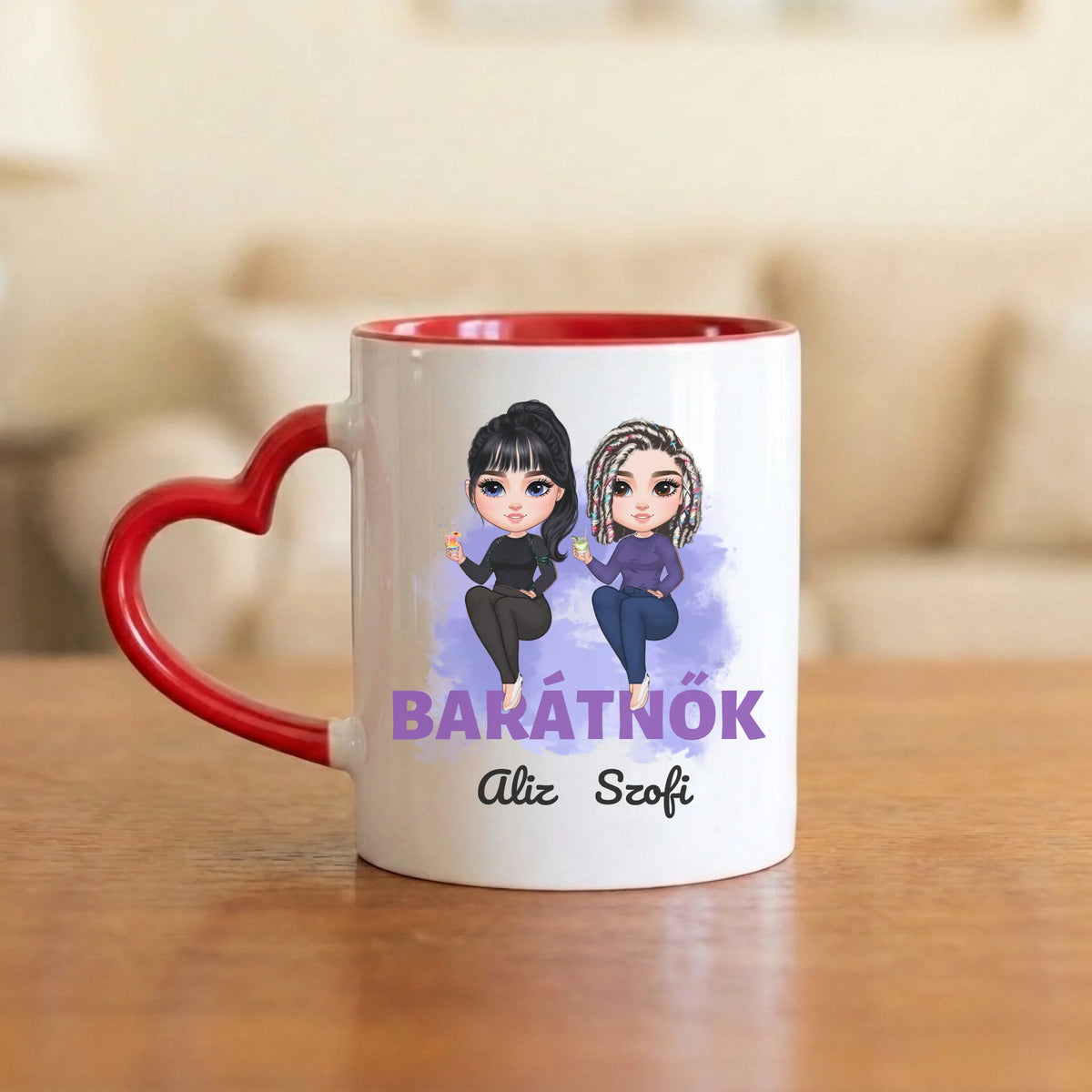 Barátnők a feliraton ülve – barátnős bögre két figurával és nevekkel