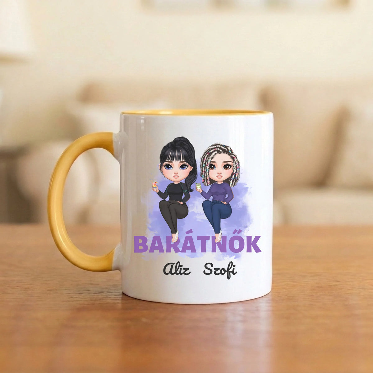 Barátnők a feliraton ülve – barátnős bögre két figurával és nevekkel