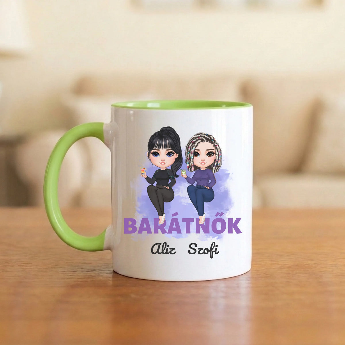 Barátnők a feliraton ülve – barátnős bögre két figurával és nevekkel