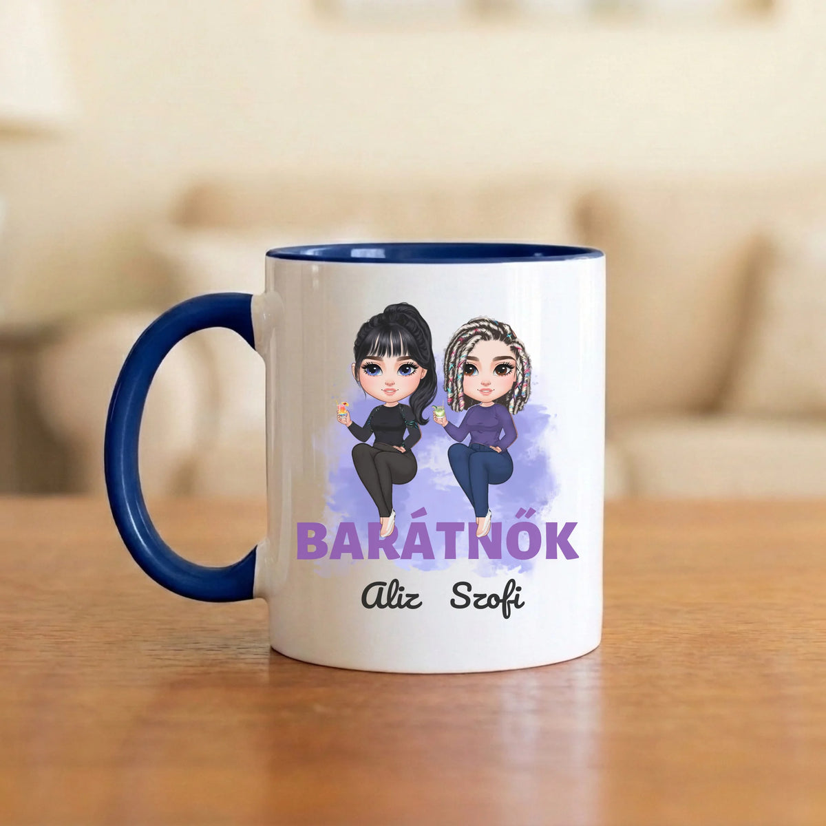 Barátnők a feliraton ülve – barátnős bögre két figurával és nevekkel