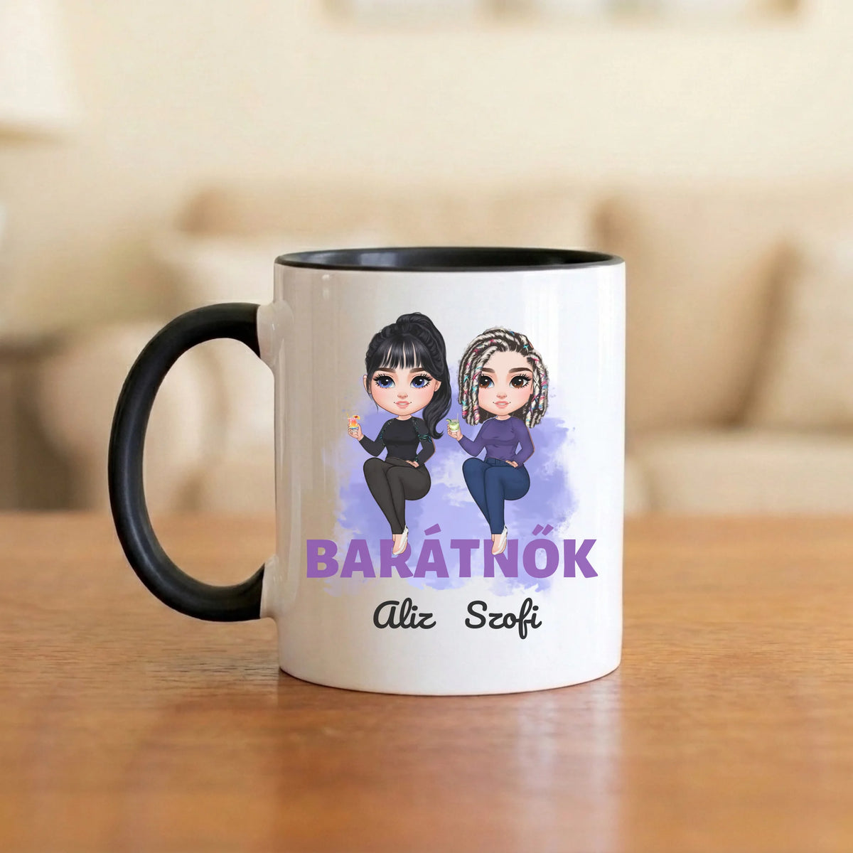 Barátnők a feliraton ülve – barátnős bögre két figurával és nevekkel
