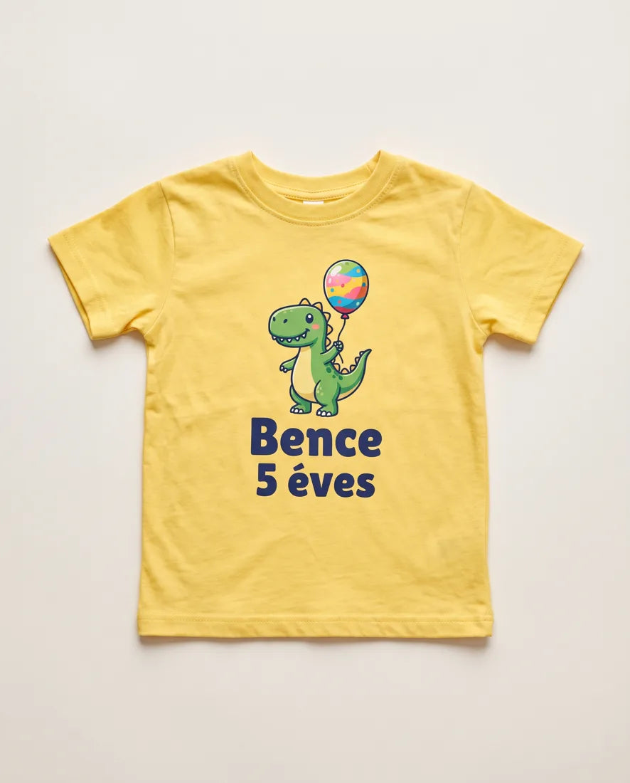 Sárga gyerekpóló dinoszaurusszal és „Bence 5 éves” felirattal