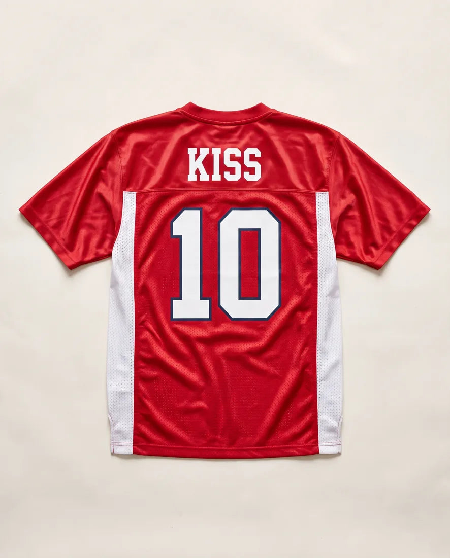 Piros focimez hátulja „KISS” névvel és 10-es számmal