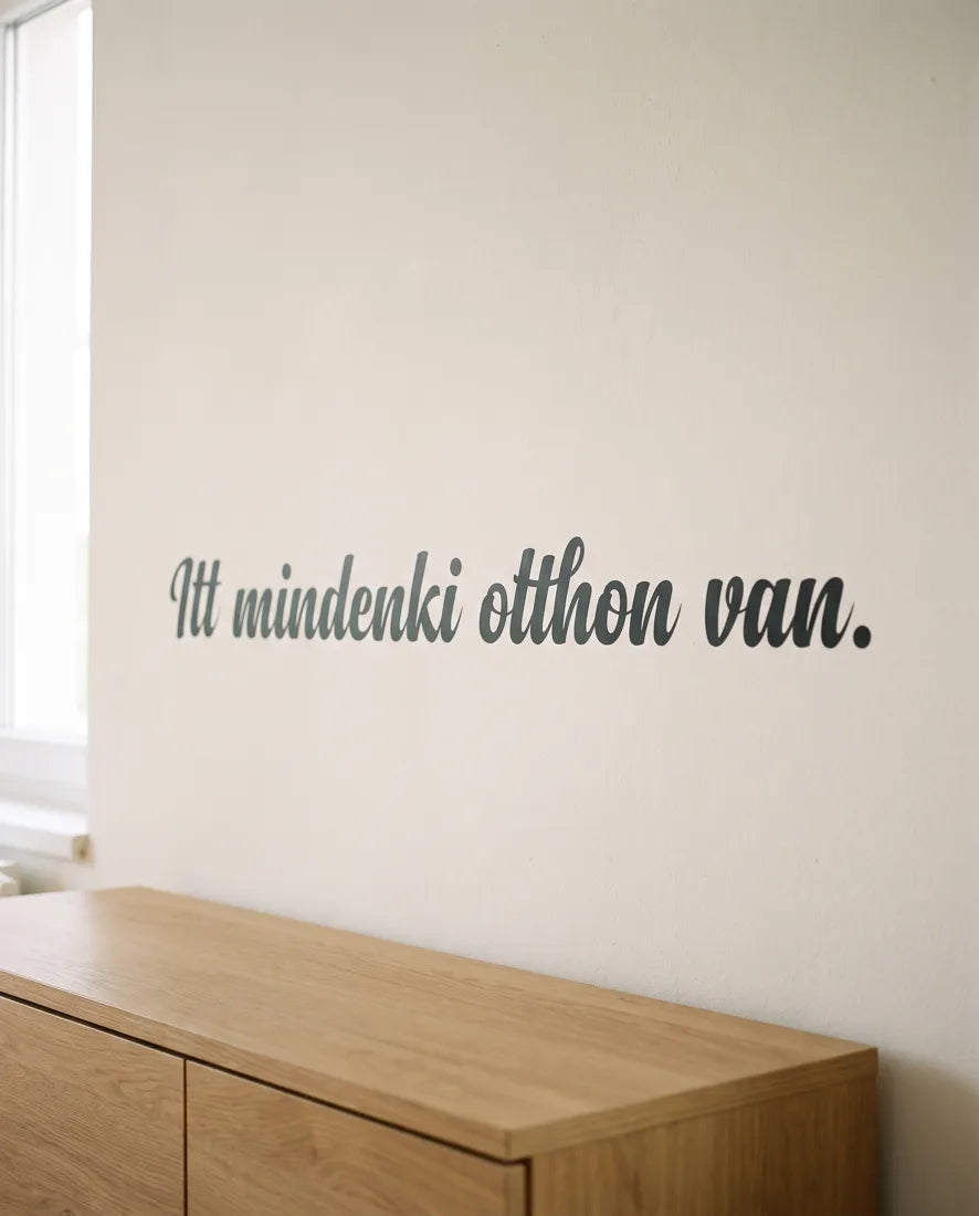 Falmatrica „Itt mindenki otthon van.” felirattal