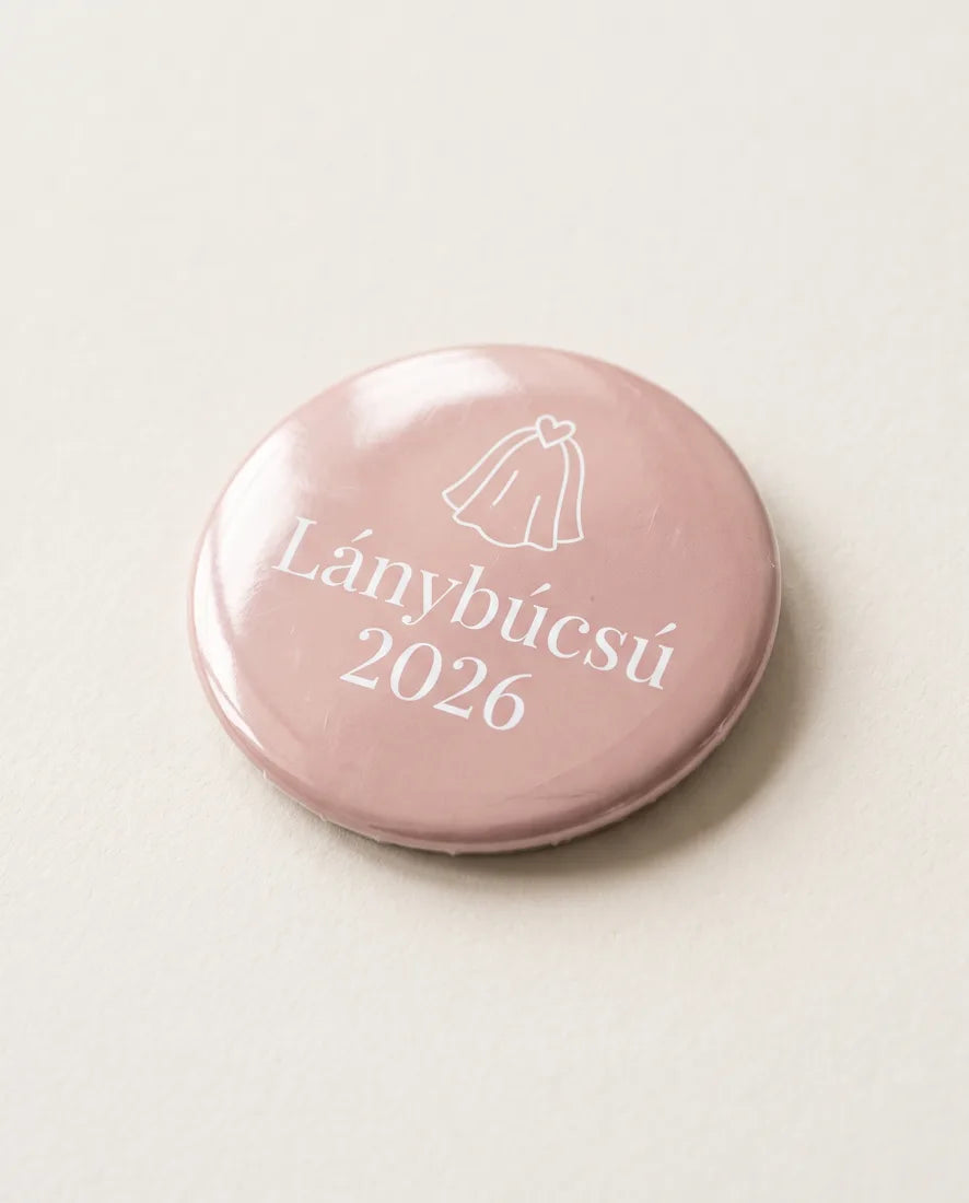 Rózsaszín 37 mm-es kitűző „Lánybúcsú 2026” felirattal