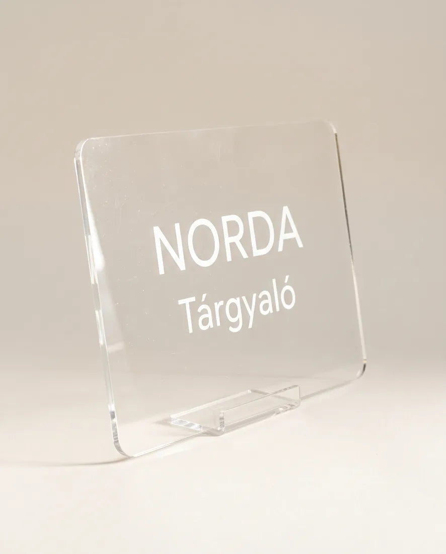 Átlátszó plexi ajtótábla „NORDA Tárgyaló” felirattal
