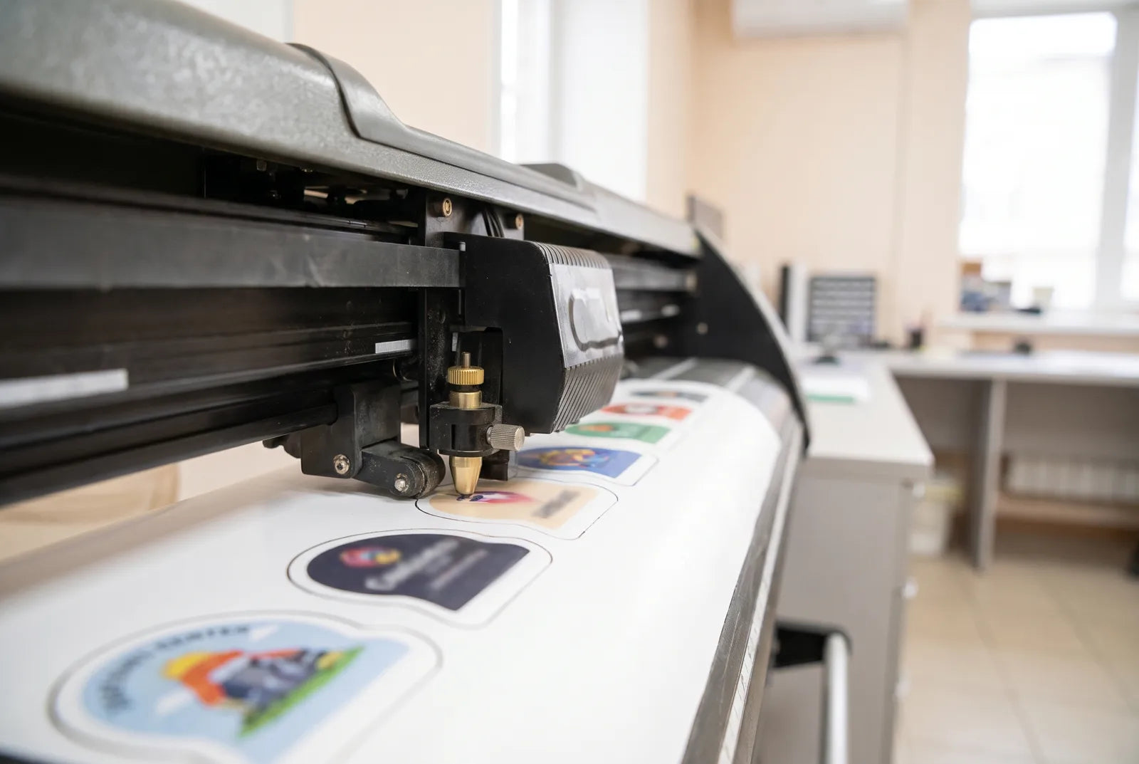 Vágóplotter kése a matricák körvonalát vágja
