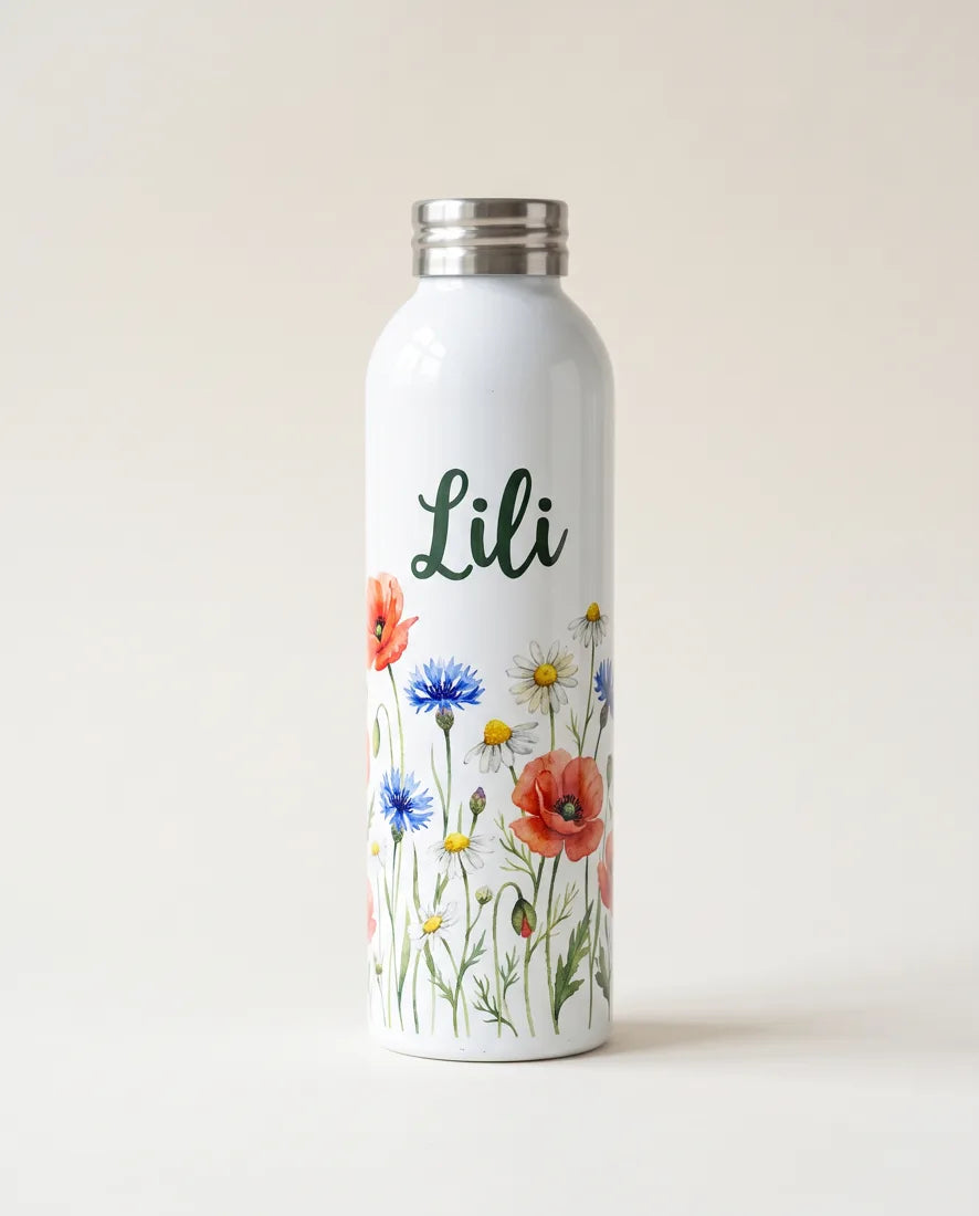 Fehér alumíniumkulacs mezei virágokkal és „Lili” névvel