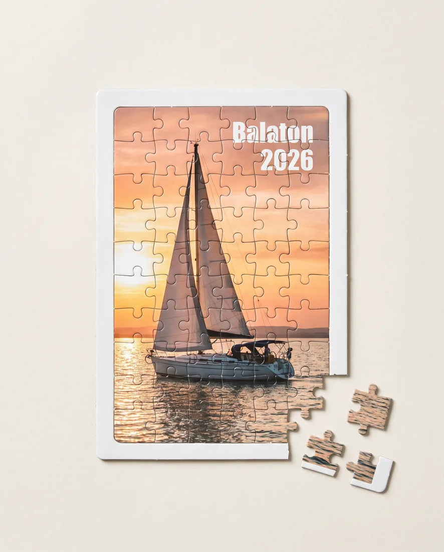 Fotós kirakós vitorlással a Balatonon, „Balaton 2026” felirattal