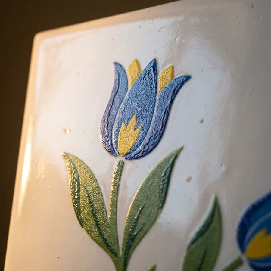 Fehér mázas csempe kék-sárga tulipános mintával